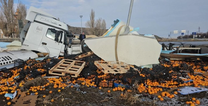 Portakal yüklü tır devrildi: 1 yaralı