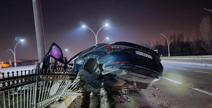 Refüje çarpan otomobilin sürücüsü yarandı