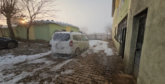 Sibirya soğuklarının başladığı Bitlis'te araçlar naylon brandalarla sarıldı
