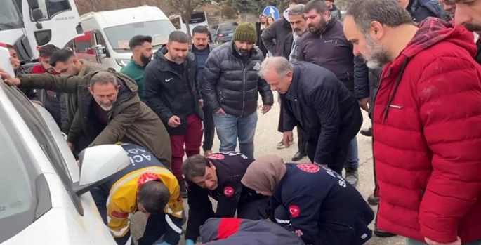 Feci kaza: Motokurye otomobilin altına girdi
