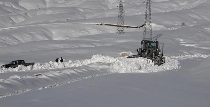 Muş’ta kar yağışı ve tipi nedeniyle kapanan köy yolları ulaşıma açıldı