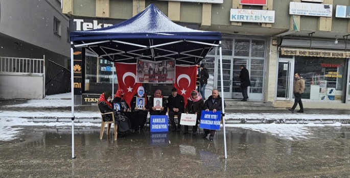 Muş’ta ailelerin DEM Parti önündeki bekleyişi sürüyor