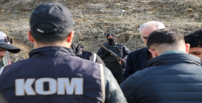 Polis ekiplerinden şok uygulaması