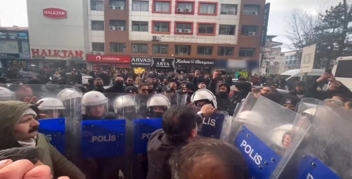 Van'da izinsiz yürüyüşte gerginlik: DEM Partili Mahmut Dindar polis kalkanını kırdı