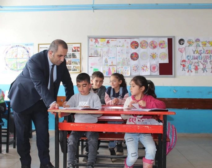 Bulanık İlçe Milli Eğitim Müdürü Tunçel, Köy Okulunu Ziyaret Etti