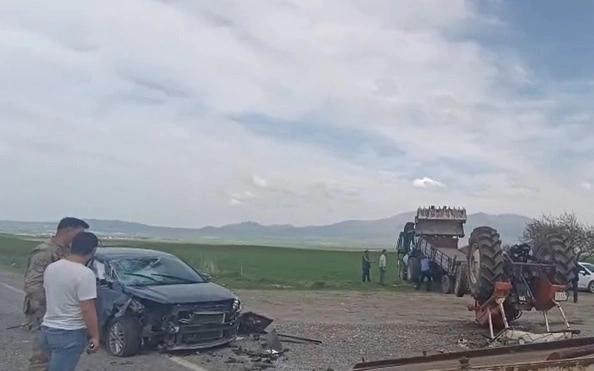 Bulanık'ta otomobilin çarptığı traktör ters döndü, 2 kişi yaralandı