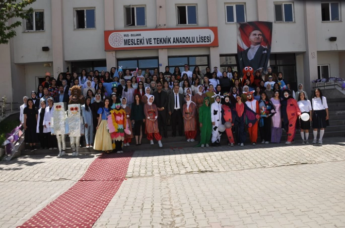 Bulanık Mesleki Ve Teknik Anadolu Lisesi Öğrencilerinden Rengârenk Etkinlik