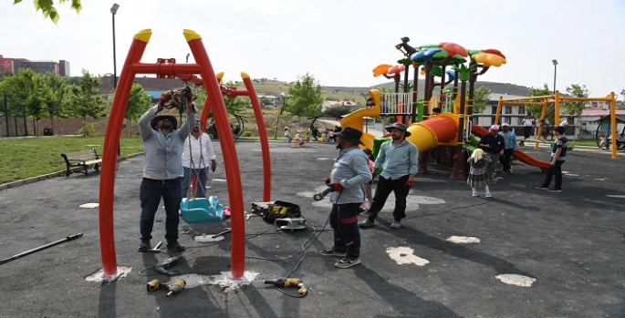 Muş Belediyesi parklardaki oyun grupları yenileniyor