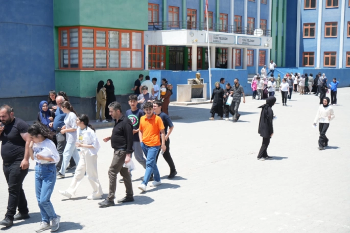 Muş'ta 5 bin 778 öğrenci LGS'de ter döktü