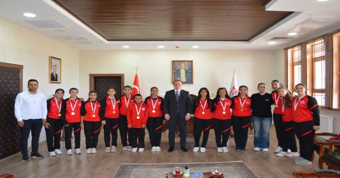 Kaymakam Koşansu, Bulanık’ın Şampiyon Voleybolcularını Makamında Ağırladı