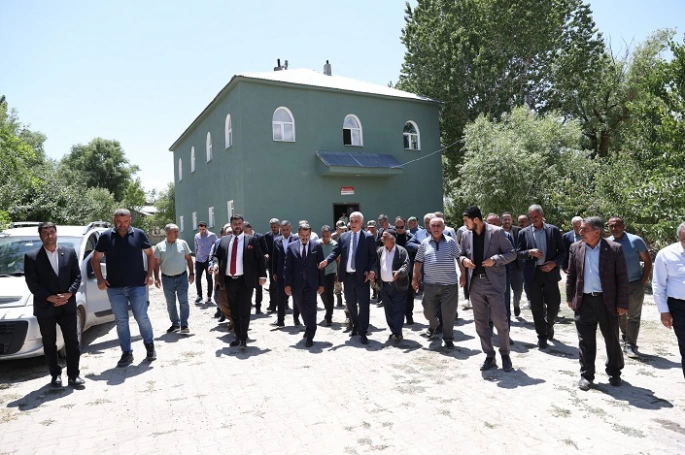 Muş Valisi Avni Çakır, grup köy yollarında yapılan çalışmaları inceledi