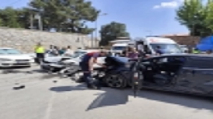 Bitlis'te otomobiller çarpıştı: 10 yaralı