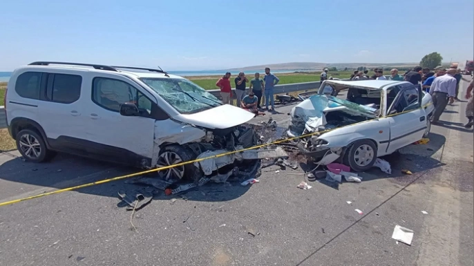 Muş’tan Ahlat’a Giden Ailenin Piknik Yolculuğu Kazayla Sonlandı: 3’ü Ağır, 8 Yaralı