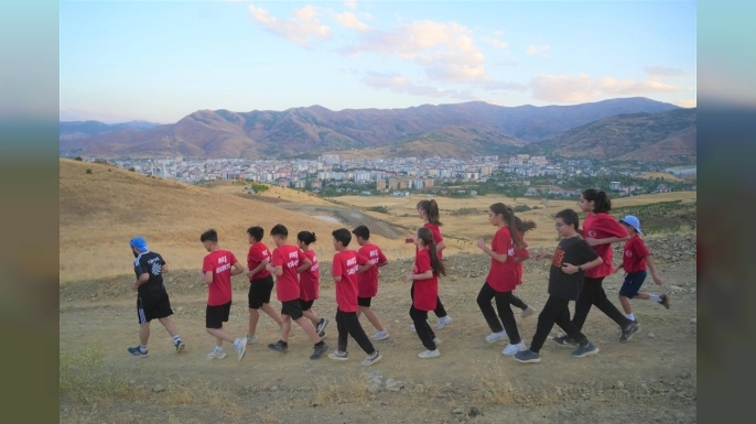 Muş’ta karate sporcuları dağ koşusuyla kondisyon artırıyor