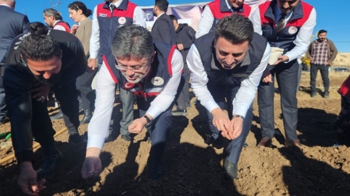 Bakan Yumaklı, Tunceli’de dağ sarımsağı ekti, balık yetiştiricileriyle bir araya geldi