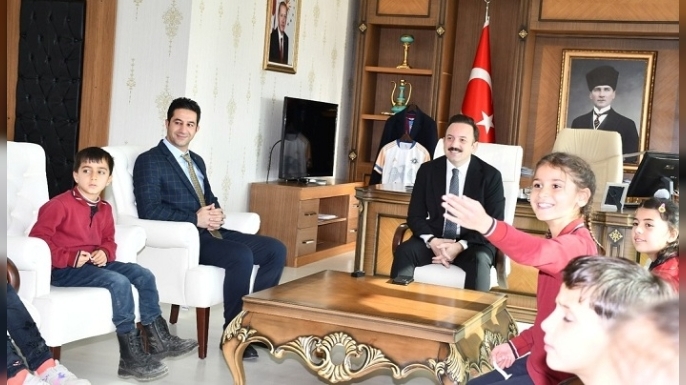Malazgirt Kaymakamı Göksu Bayram, İlkokul Öğrencilerini Makamında Ağırladı