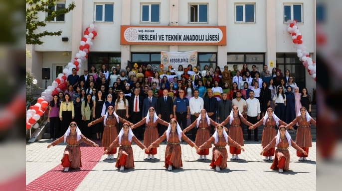 Bulanık Kız Mesleki ve Teknik Anadolu Lisesi’nde yılsonu etkinliği büyük ilgi gördü