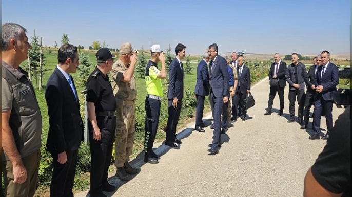 İçişleri Bakan Yardımcısı Çelik, Malazgirt Zaferi etkinliklerinin yapılacağı alanı inceledi