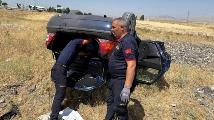 Muş-Bingöl Yolunda Korkutan Kaza! Otomobil Takla Attı, 3 Kişi Yaralandı