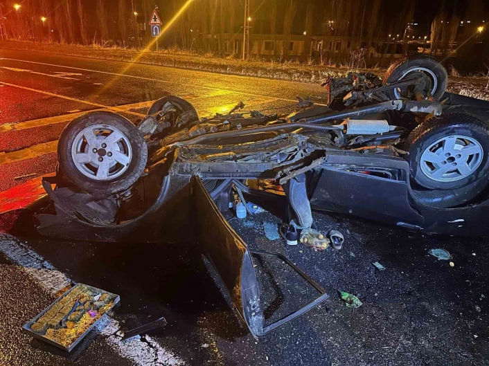Hurdaya dönen otomobilde 2'si ağır 4 kişi yaralandı