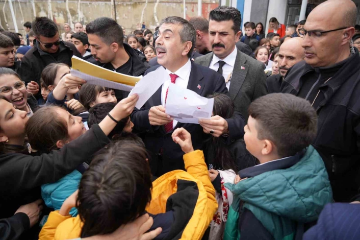 Bakan Tekin: ''Akademik ve sportif eğitim mutlaka beraber yürütülmeli''