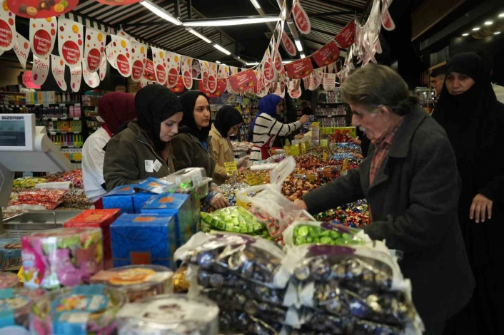 Muş'ta bayram şekerleri ve çikolatalar tezgâhları renklendirdi