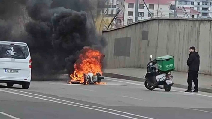 Bingöl'de seyir halindeki motosiklet alevlere teslim oldu