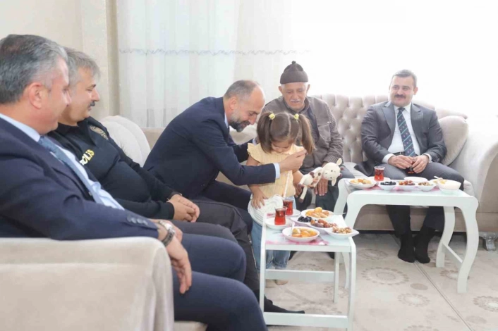 Çukurca'da şehit ailesine bayram ziyareti