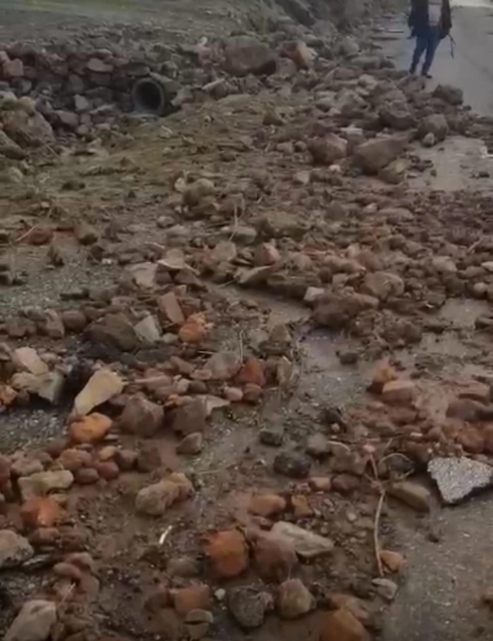 Elazığ'da heyelan nedeniyle yol ulaşıma kapandı