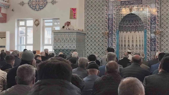 Erciş'te vatandaşlar bayram namazı için camileri doldurdu