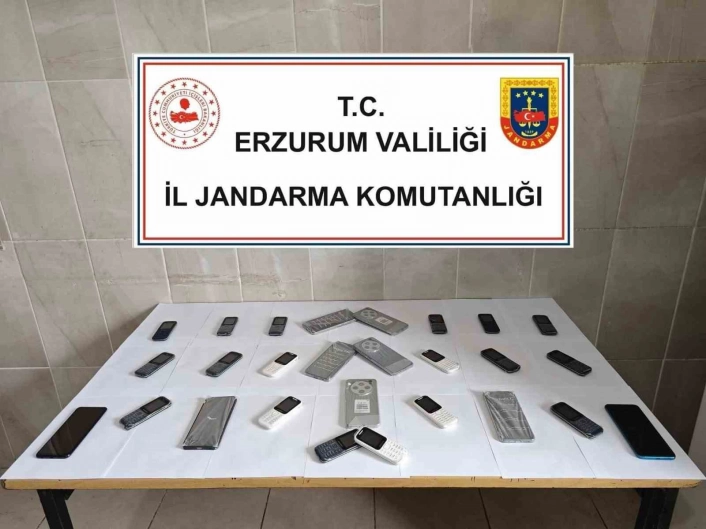 Jandarmadan kaçak telefon operasyonu