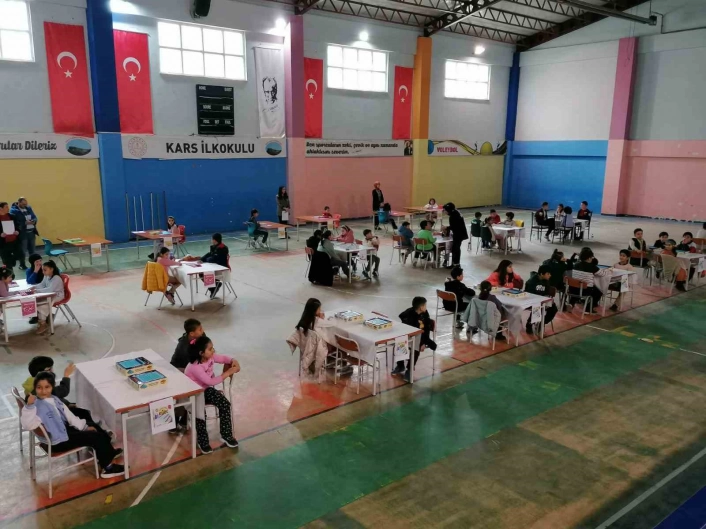 Kars İlkokulu'nda akıl ve zeka oyunları turnuvası düzenlendi