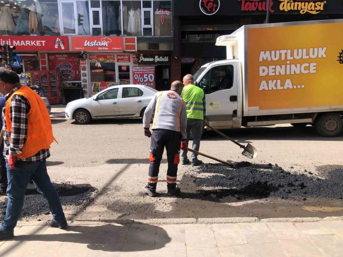 Kars'ta karayolları ekiplerinden asfalt yama çalışması