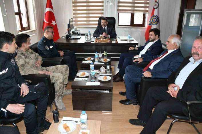 Kaymakam Özçelik'ten güvenlik güçlerine bayram ziyareti
