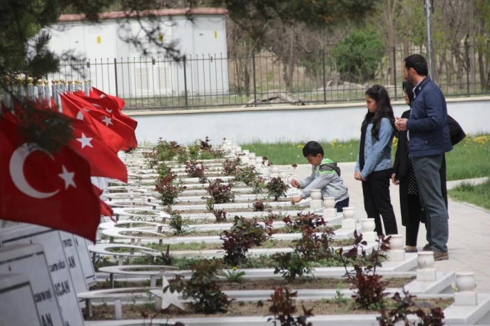 Ramazan Bayramı arefesinde mezarlıklar ziyaretçiyle doldu
