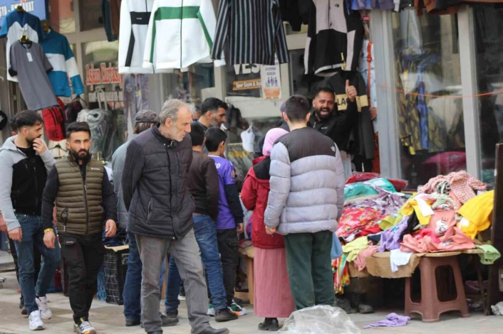 Sarıkamış'ta bayram alışverişi yoğunluğu yaşanıyor