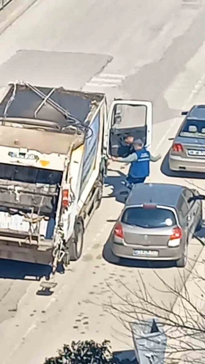 Temizlik işçilerinden tebessüm ettiren halay