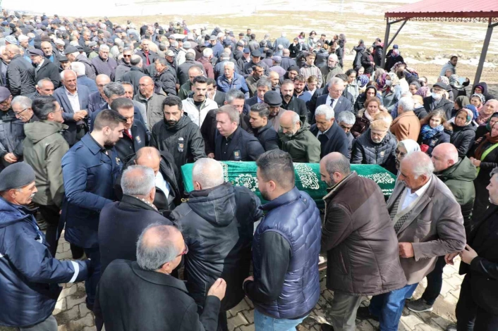 Vefat eden Cemevi Dedesi Eroğlu, son yolculuğuna uğurlandı