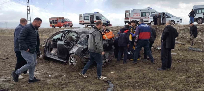 Yüksekova'da otomobil direğe çarptı: 1 ölü, 3 yaralı