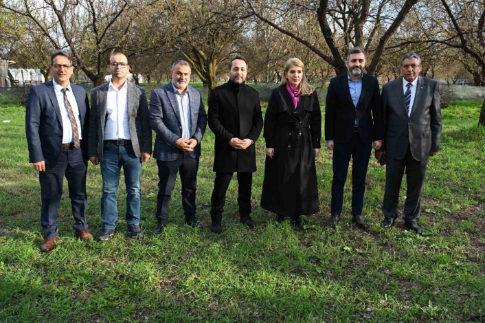 AK Parti milletvekillerinden Malatya'da kayısı incelemesi: ''Üreticimizin yanındayız''