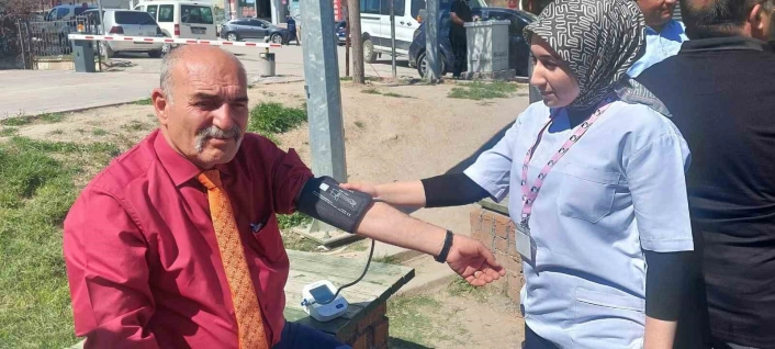 Akçadağ'da öğrenciler, halkın şeker ve tansiyonunu ölçtü