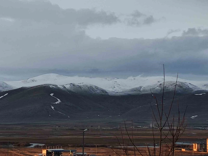 Ardahan'da dağların zirvesi beyaza büründü