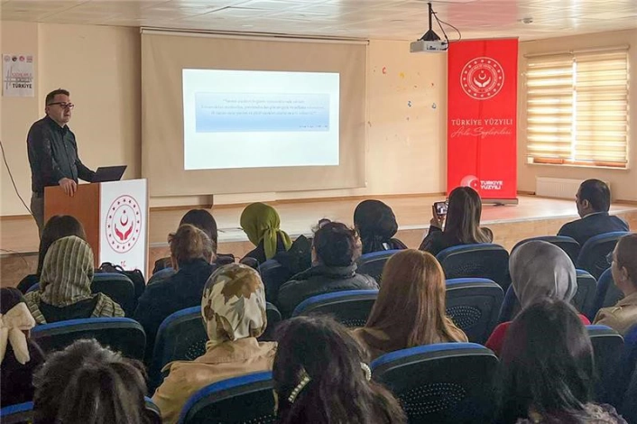 Ardahan'da Türkiye aile yüzyılı kapsamında söyleşi düzenlendi