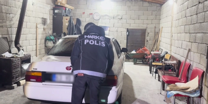 Bitlis'te köpeklerin altına gizlenmiş uyuşturucu madde ele geçirildi