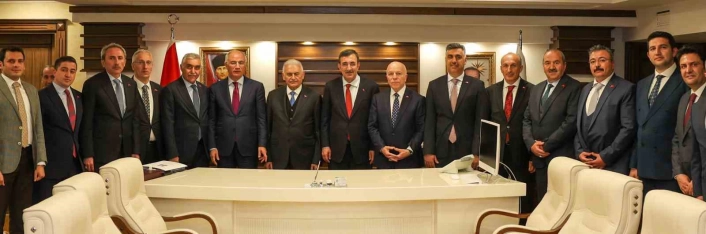 Cumhurbaşkanı Yardımcısı Yılmaz Büyükşehir Belediyesini ziyaret etti