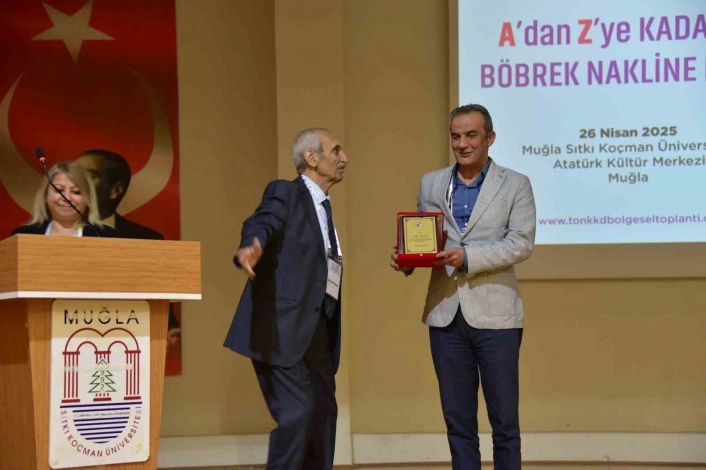 Dr. Fatih Kacıroğlu'na anlamlı ödül