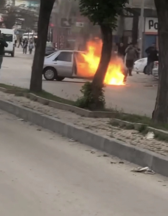 Park halindeki araç alev alev yandı
