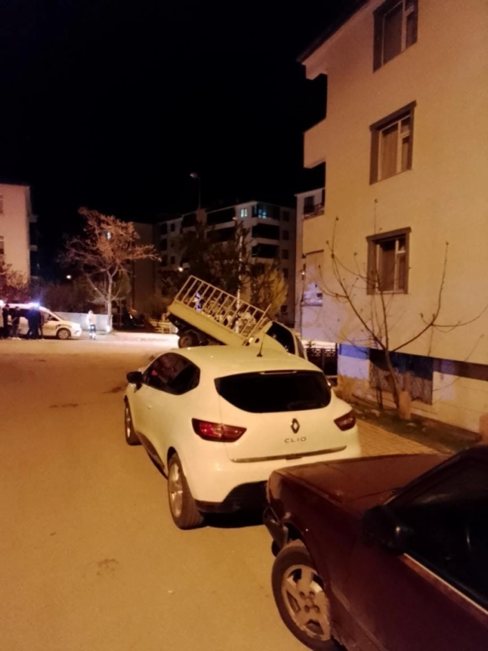 Elazığ'da pikap apartman bahçesine uçtu