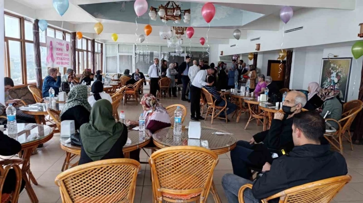 Elazığ'da üniversite öğrencileri kanser hastalarına moral verdi