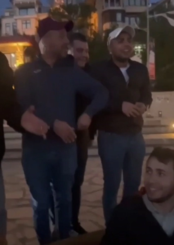 Elazığsporlu taraftarlar Kız Kulesine karşı ‘Kar mı Yağmış Şu Harput’un Başına’ türküsünü söyledi